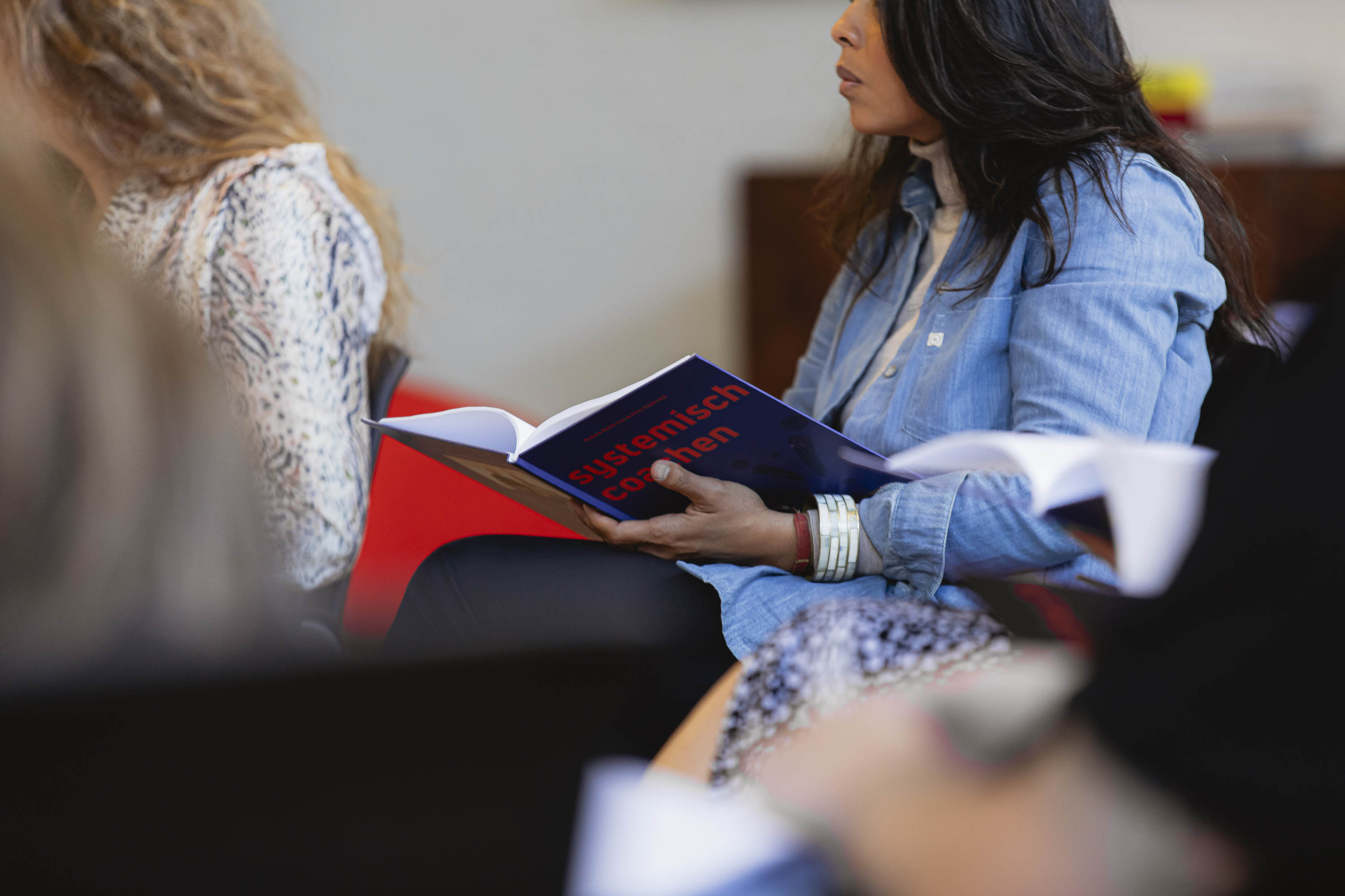 NLP student leest over systemisch coachen